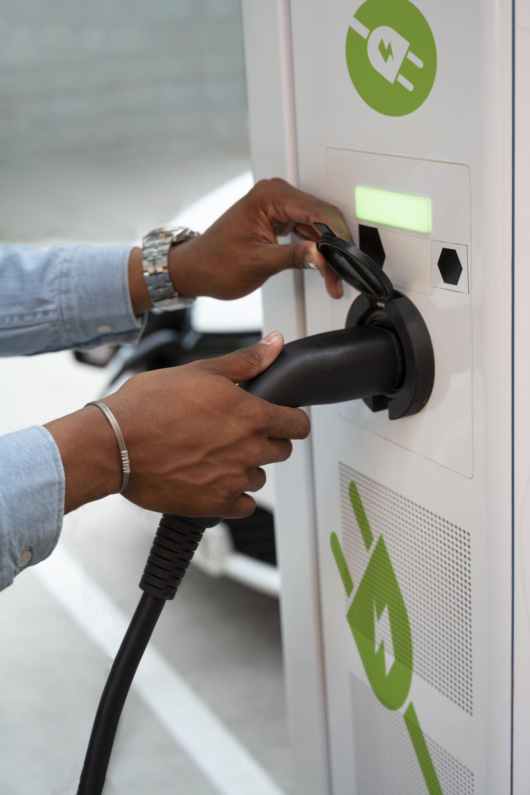 La voiture électrique menace la consommation du pétrole dans le transport routier