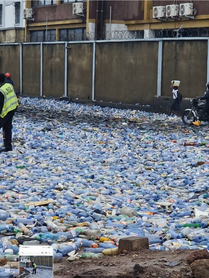Kinshasa, nécropole des bouteilles en plastique